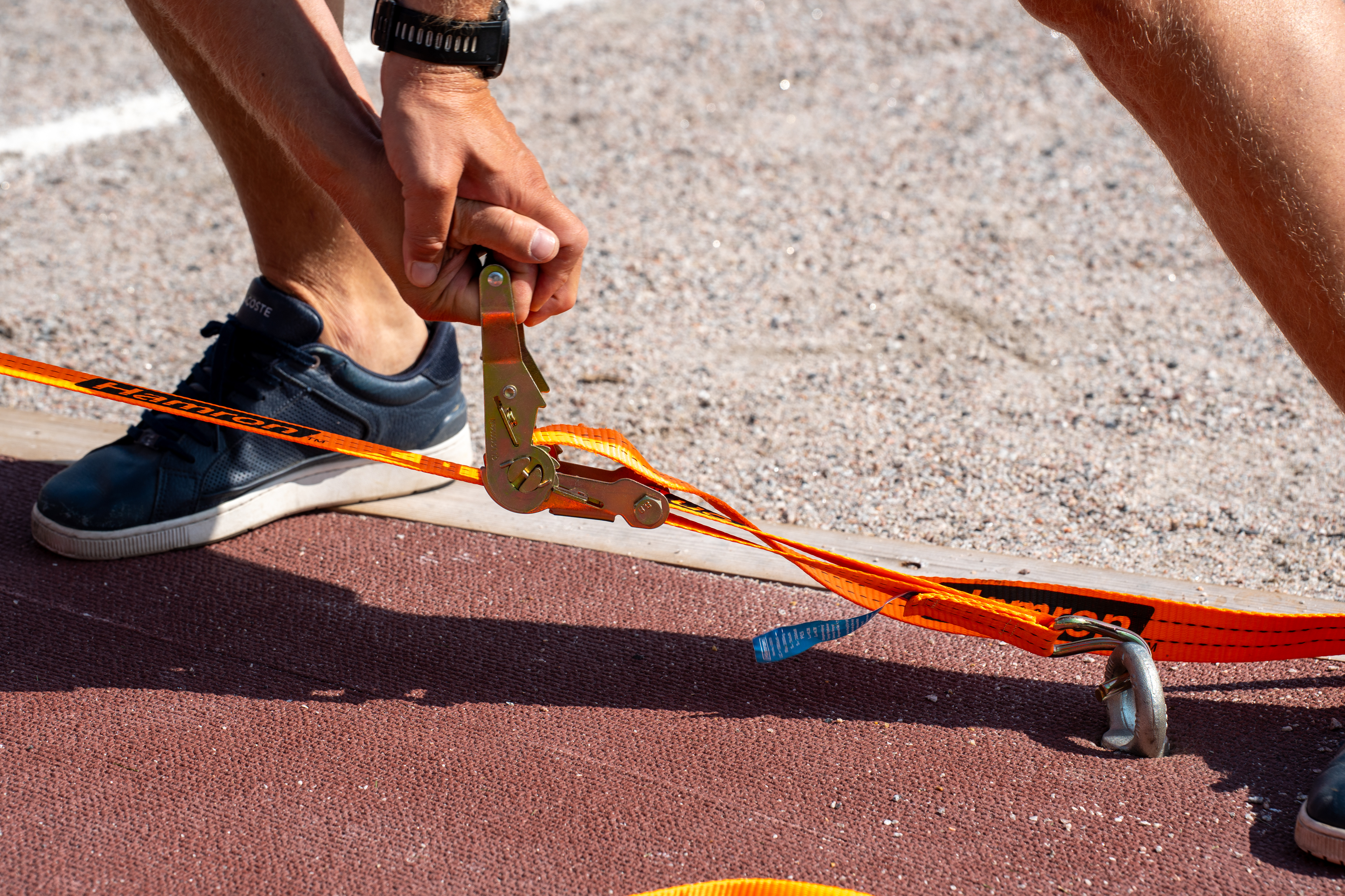 Kuvassa kuormaliinat kiristetään lujalle. 